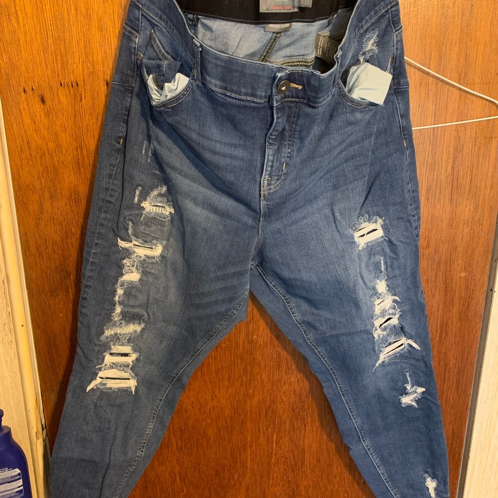 Torrid Bombshell Skinny 26R ankle length jean